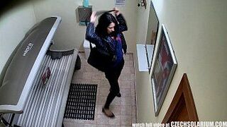 Awesome Brunette Tanning Perfectly Shaved Pussy - porn video